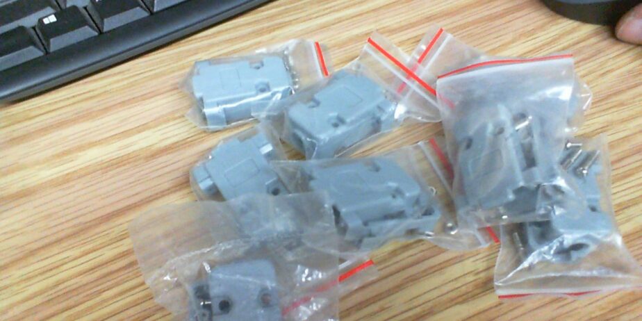 DB9 Connector Shells 8 Pieces – with hardware