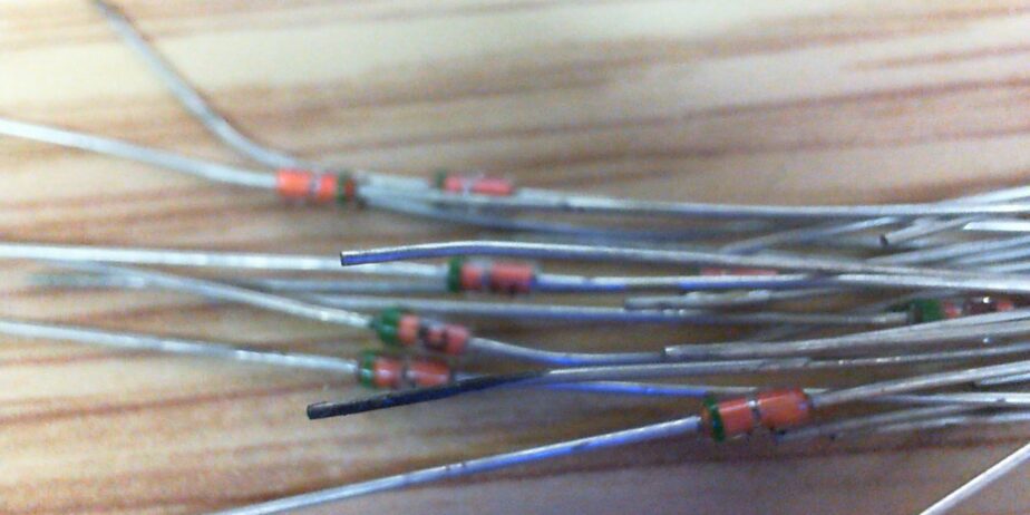 1115-9761 Small diodes ( 30 plus pieces )
