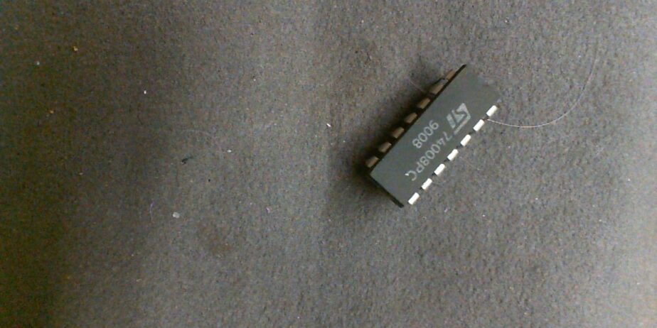 SGS Thomson (ST ) 74008PC 14 pin DIP