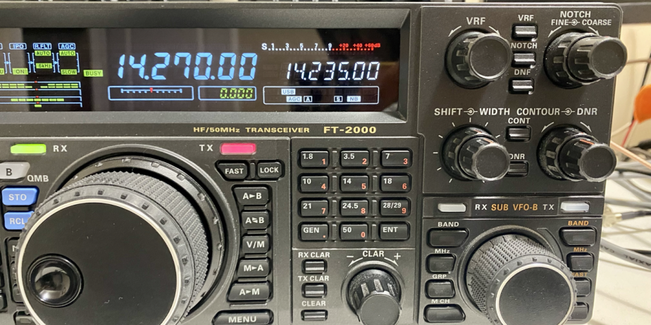 Yeasu FT-2000 – HF/50Mhz Transceiver