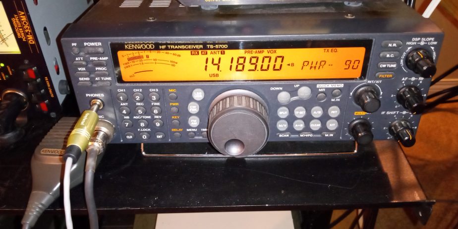 KENWOOD TS-570D in MINT Condition w/ Built-in Antenna Tuner – Shipping costs included