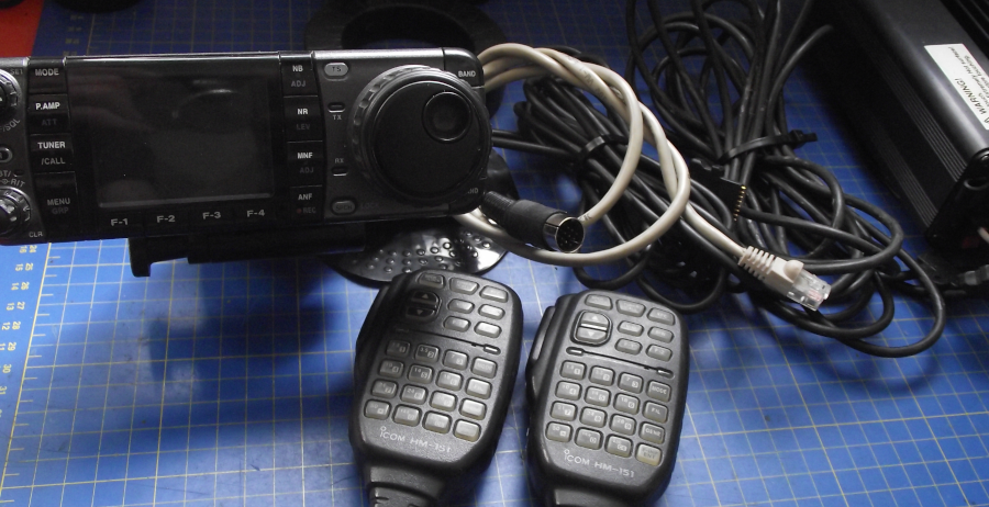 ICOM IC7000 Remote Head, Dash Mount w/ Cables & Mic’s