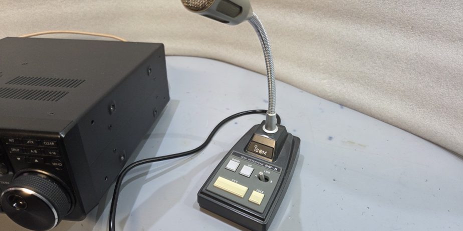 Icom 7300 + power supply + desk mic