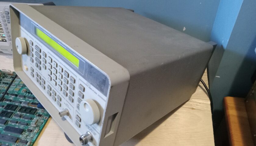 HP 8648B RF SIGNAL GENERATOR