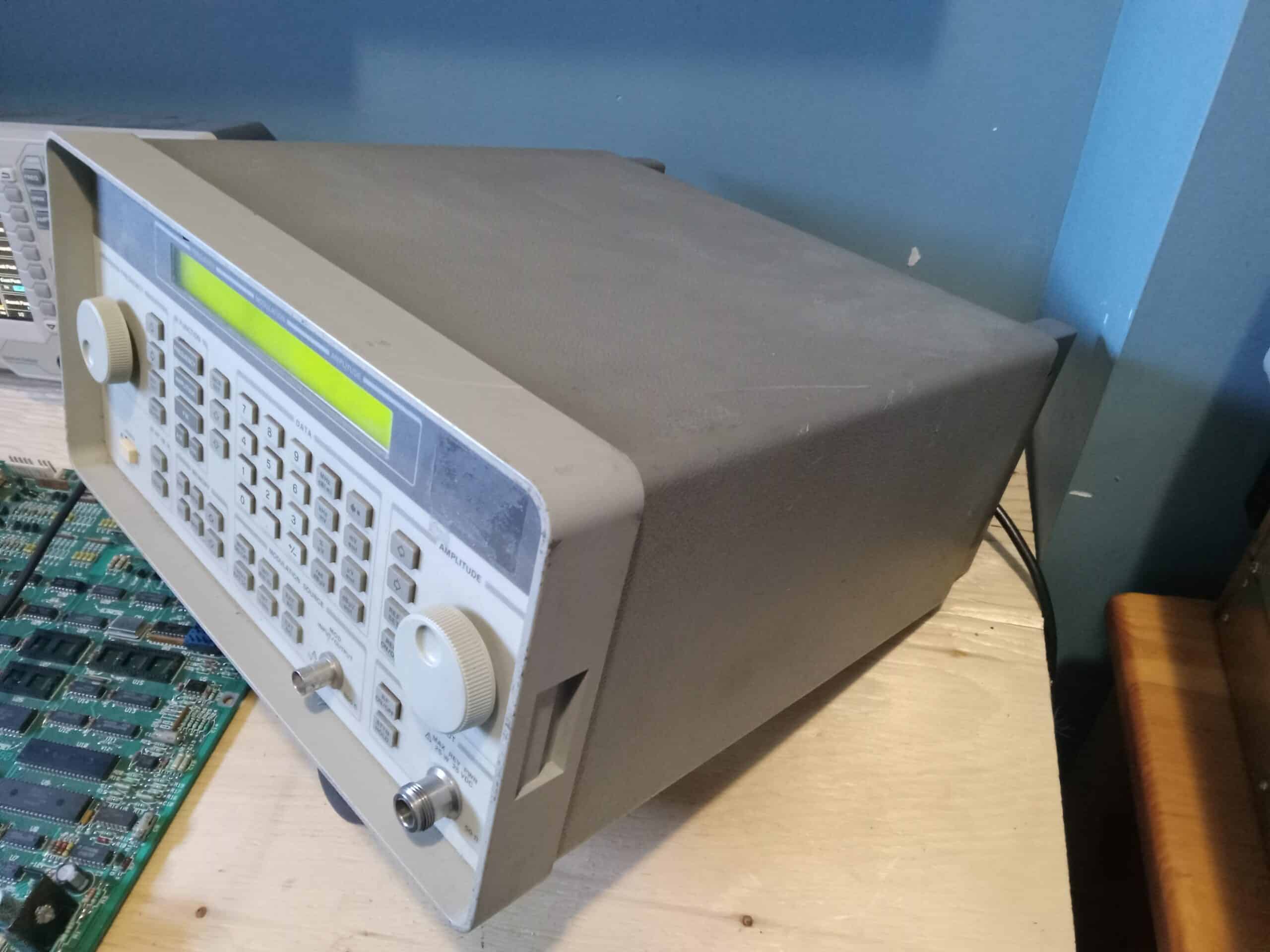 HP 8648B RF SIGNAL GENERATOR