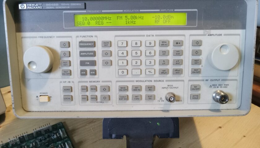 HP 8648B RF SIGNAL GENERATOR