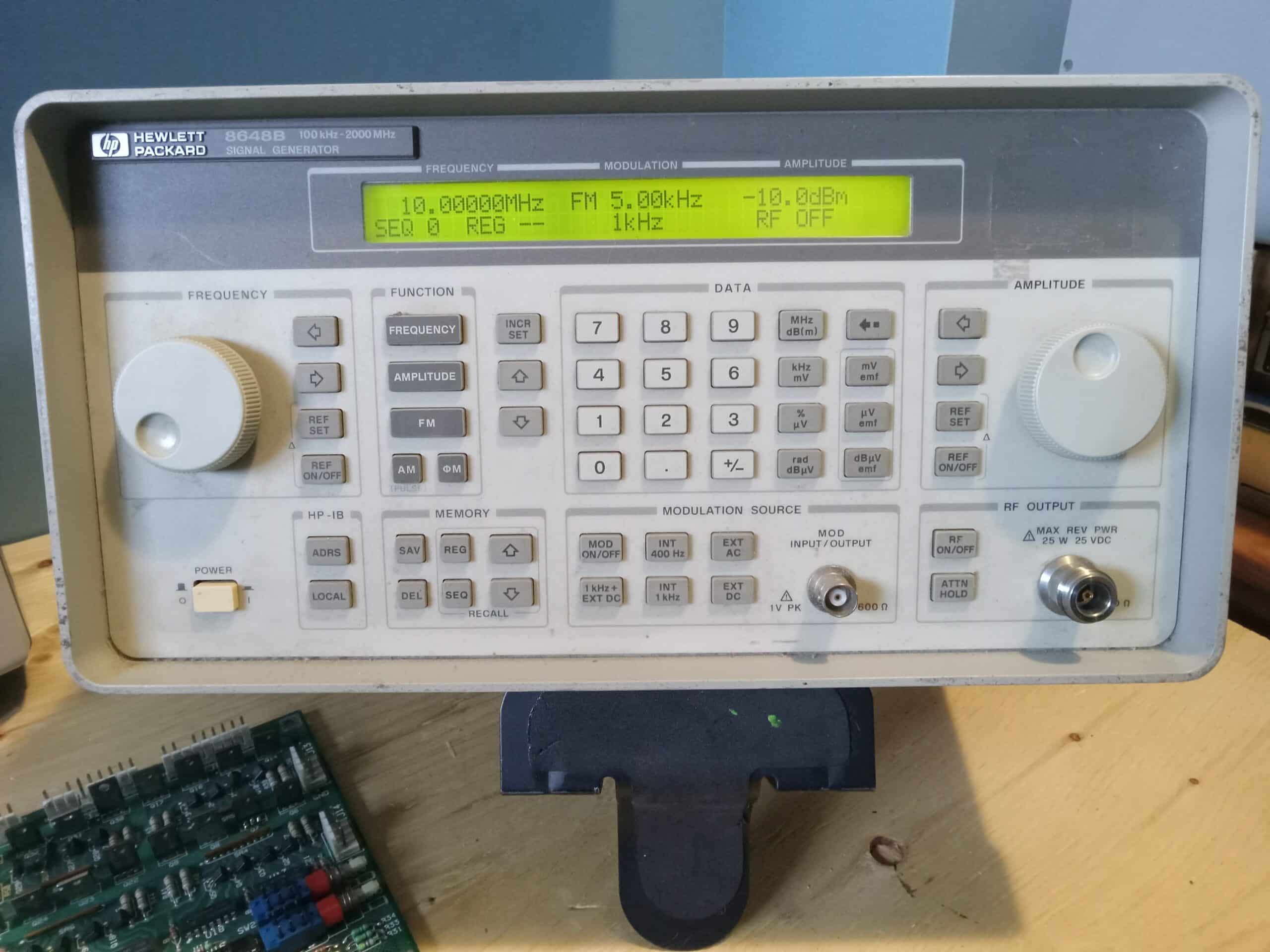 HP 8648B RF SIGNAL GENERATOR