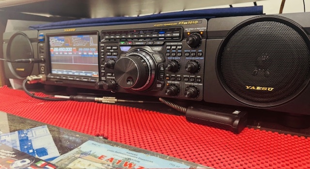 Yaesu ftdx D with optional Yaesu SP-101 x 2