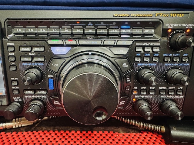 Yaesu ftdx D with optional Yaesu SP-101 x 2