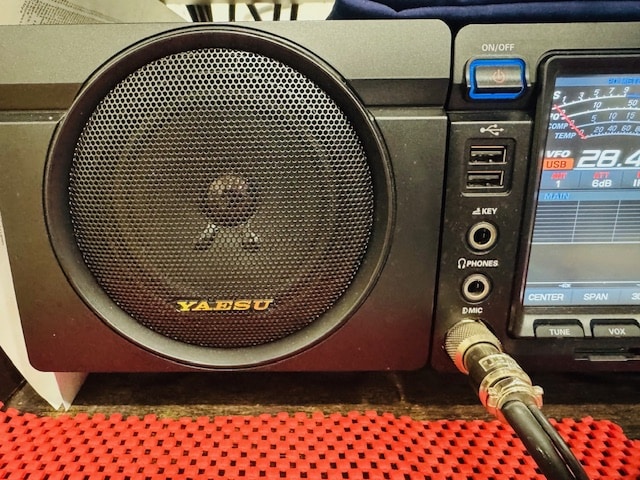 Yaesu ftdx D with optional Yaesu SP-101 x 2