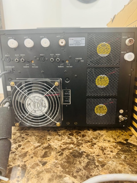 Icom PW -1 Amp / Built in Antenna Tuner