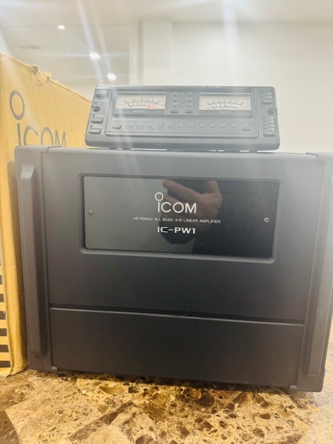 Icom PW -1 Amp / Built in Antenna Tuner