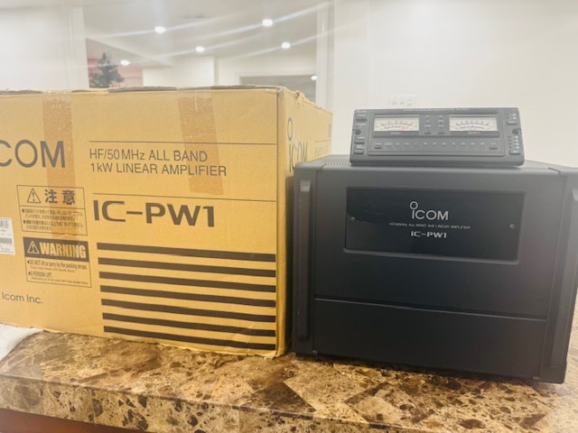 Icom PW -1 Amp / Built in Antenna Tuner