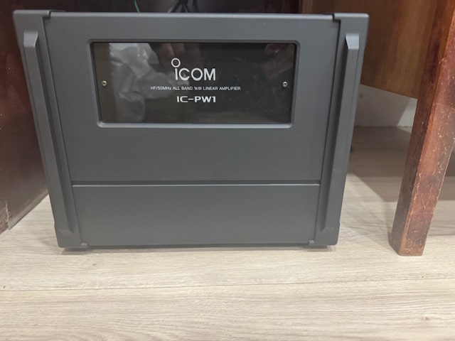 Icom PW -1 Amp / Built in Antenna Tuner