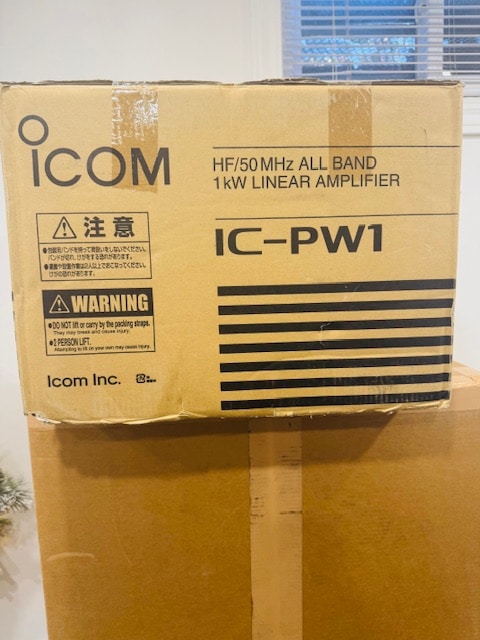 Icom PW -1 Amp / Built in Antenna Tuner