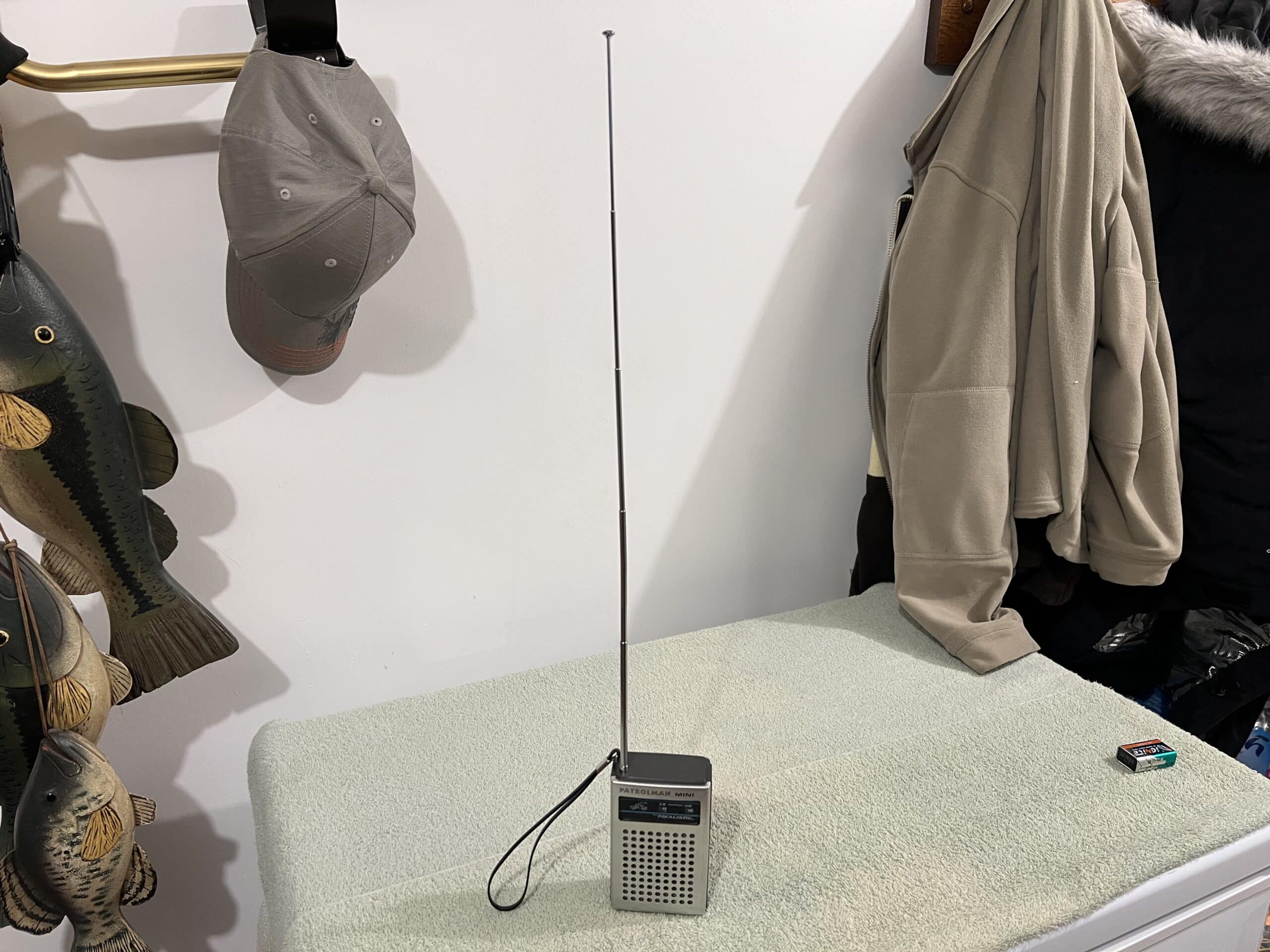 1976 REALISTIC PATROLMAN MINI AM/VHF TRANSISTOR RADIO