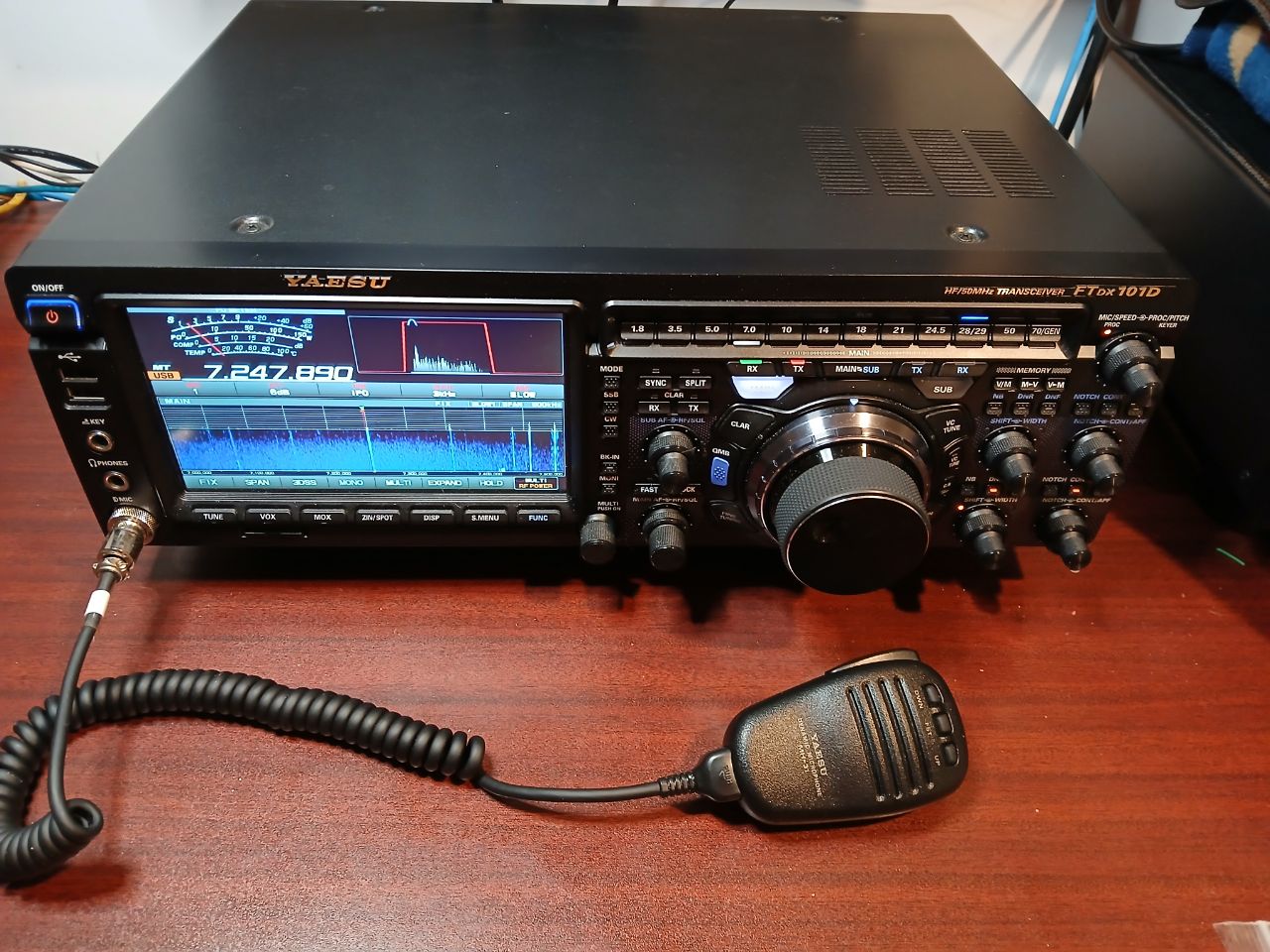 Yaesu FTDX101D Amateur ham radio for sale. Like New