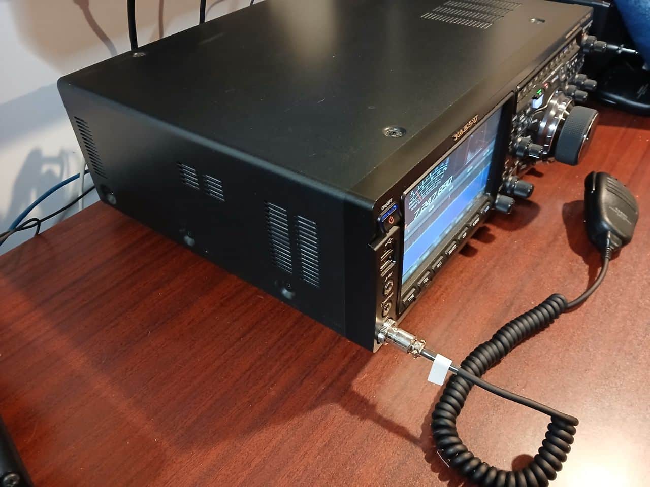 Yaesu FTDX101D Amateur ham radio for sale. Like New