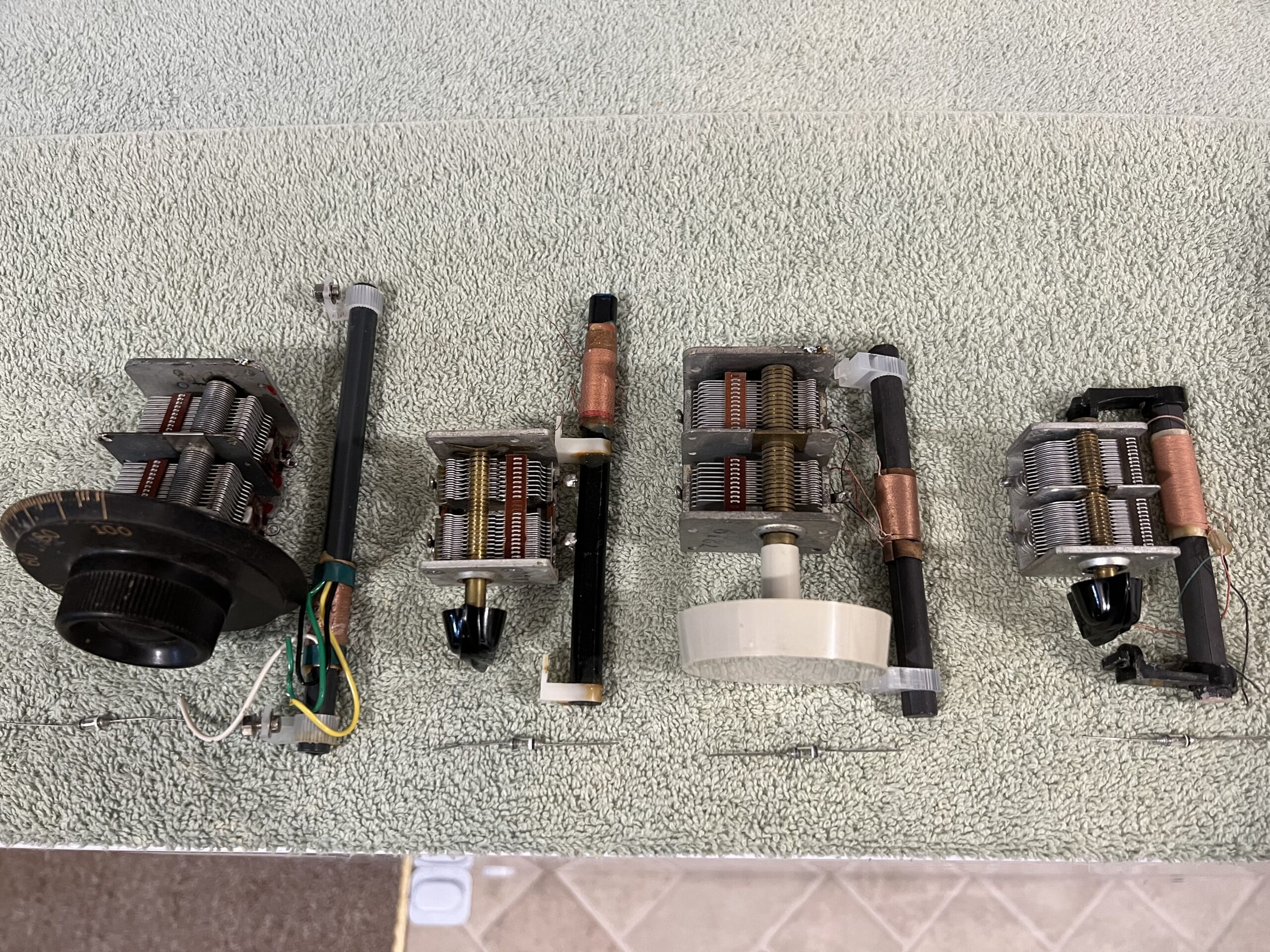 PARTS TO BUILD 4 CRYSTAL RADIOS (WORKS WITHOUT BATTERIES)