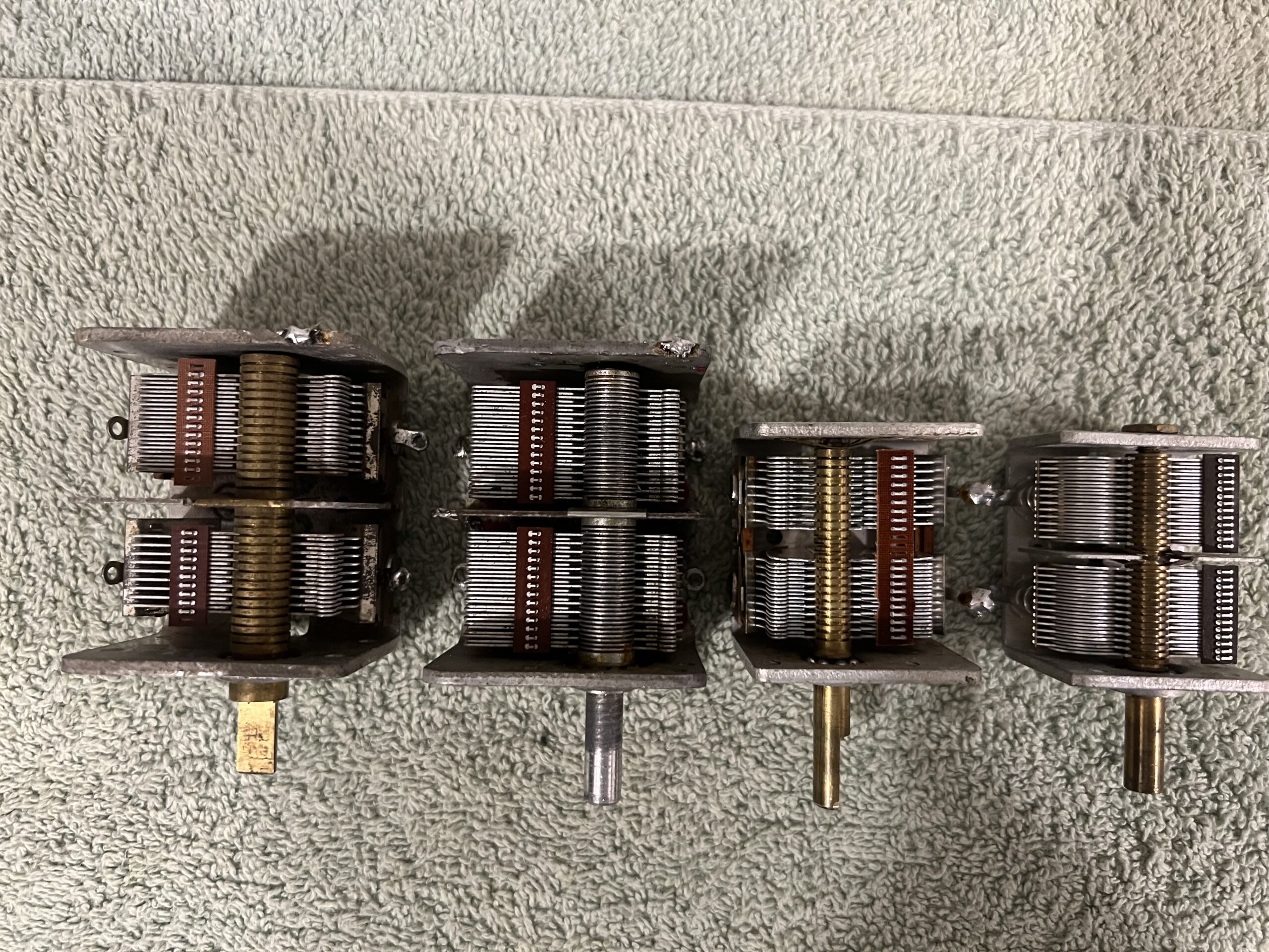 PARTS TO BUILD 4 CRYSTAL RADIOS (WORKS WITHOUT BATTERIES)