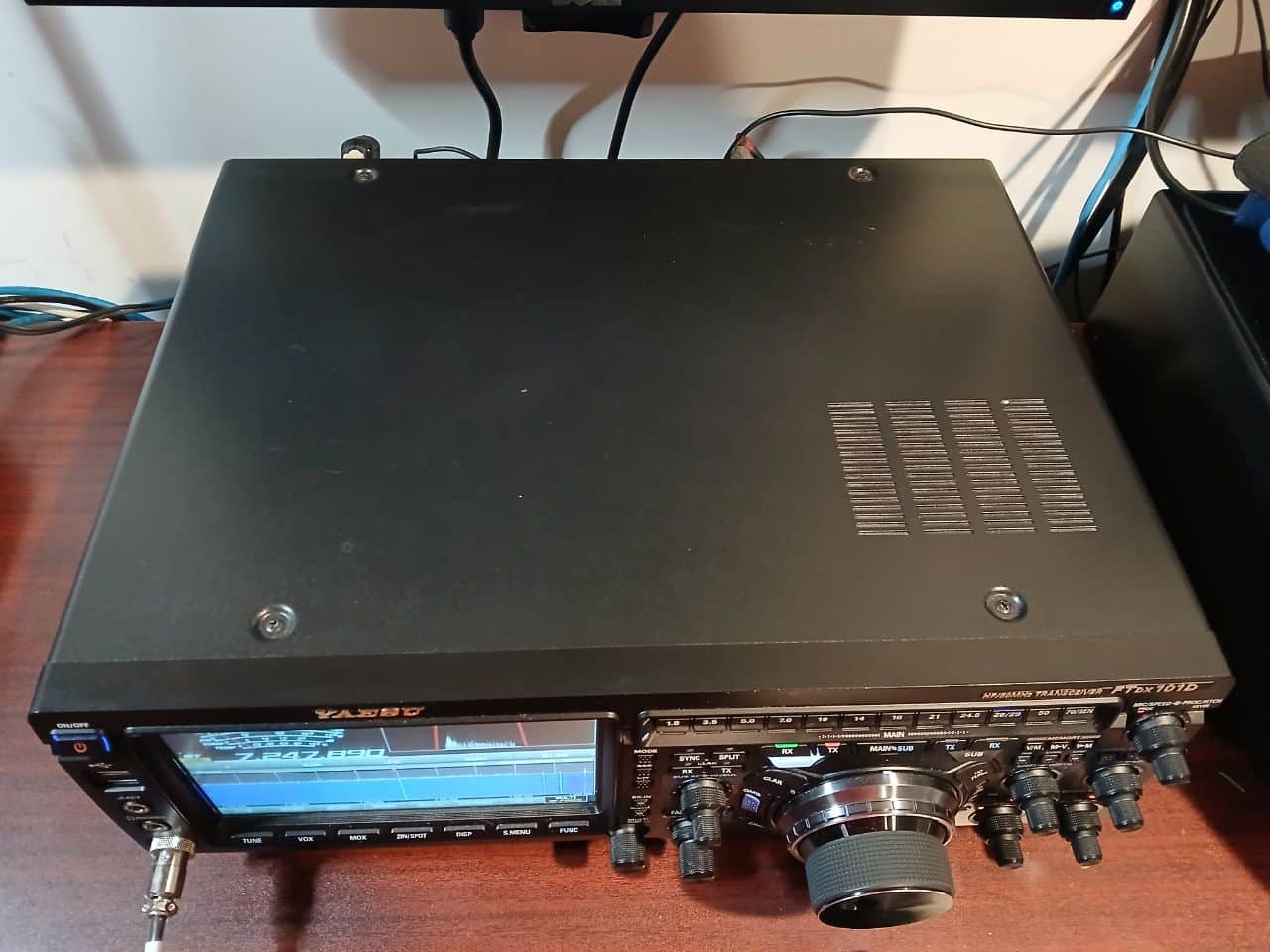 Yaesu FTDX101D Amateur ham radio for sale. Like New