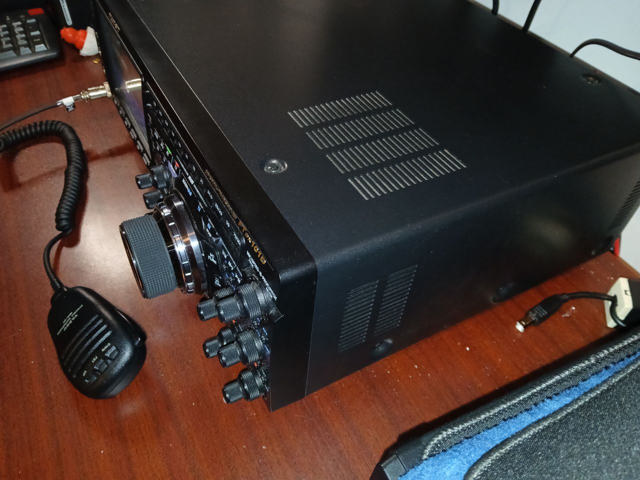 Yaesu FTDX101D Amateur ham radio for sale. Like New