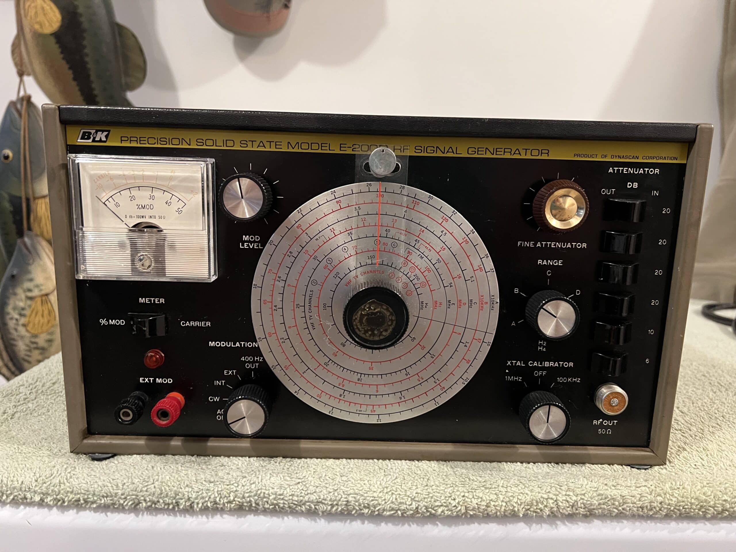 B&K PRECISION SOLID STATE E-200D RF SIGNAL GENERATOR